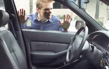 Verona Locksmith Service Verona, PA 412-533-9238 - 15a-Keys-Locked-In-Car