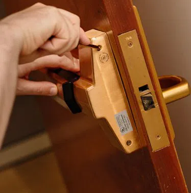 Verona Locksmith Service Verona, PA 412-533-9238 Verona Locksmith Service Verona, PA 412-533-9238 - 20a-new-locks-installation